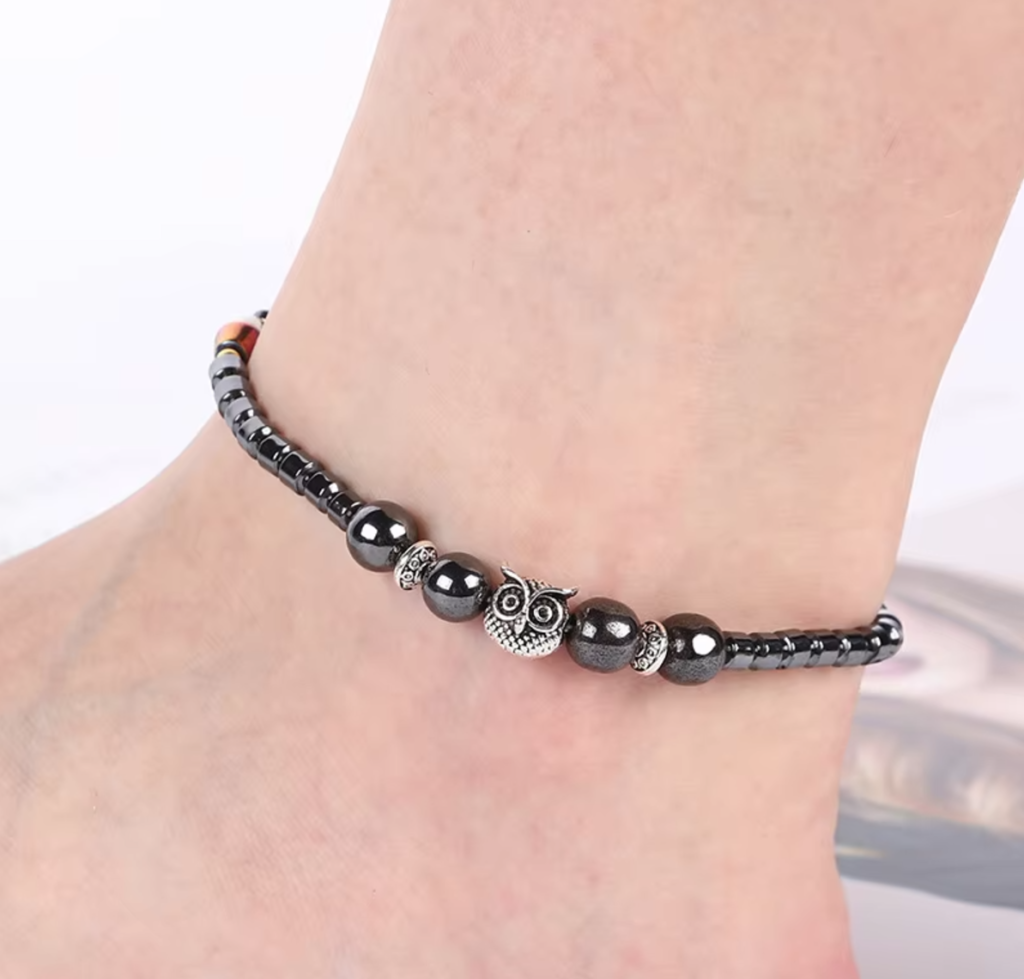 A stylish anklet with delicate charms and intricate designs. - Et stilig ankelkjede med delikate sjarm og intrikate design.